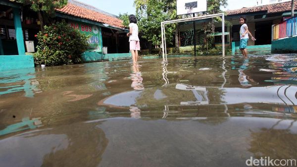 SD Bhakti Luhur Petogogan Kebanjiran, Siswa Diliburkan