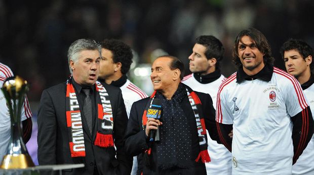 Carlo Ancelotti (kiri) pernah delapan tahun menangani AC Milan.