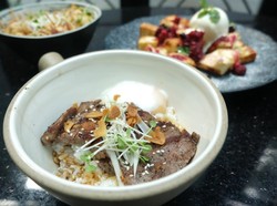 Rock Papr Scsr: Enaknya Donburi dengan Striploin Steak Beraroma Truffle dan Tuna Poke