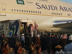 Senyum Raja Salman di Tangga Pesawat saat Saksikan Tari Pendet