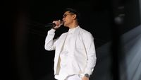 Setelan Jas Serba Putih Afgan di BNI Java Jazz