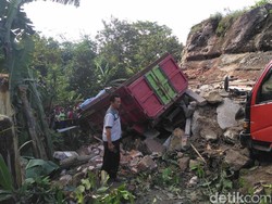 1 dari 2 Truk yang Tertimbun Longsor di Gunungkidul Sukses Dievakuasi
