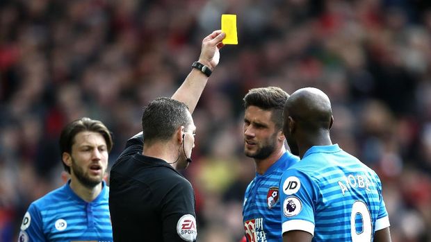 Andrew Surman mendapatkan kartu kuning kedua saat menghadapi MU