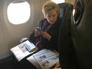 Ups! Hillary Kedapatan Baca Koran Soal Kasus Email Wapres AS Ups! Hillary Kedapatan Baca Koran Soal Kasus Email Wapres AS