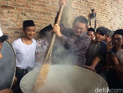 Gaya Ahok Masak Nasi Kebuli di Makam Mbah Priuk