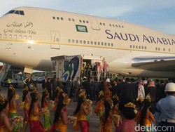 Pentas Tari Pendet untuk Rombongan Raja Salman di Ngurah Rai