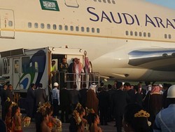 Di Bali, Raja Salman Turuni Pesawat Pakai Invalid Passenger Lift