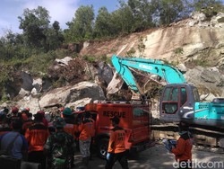 Batuan Besar yang Timbun Pasutri di Gunungkidul Mulai Disingkirkan