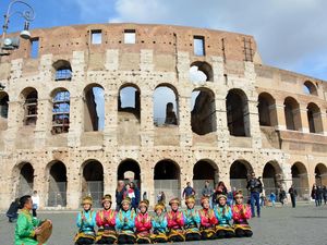 Anak-anak RI Menari Saman di Colosseum Roma, Pikat Perhatian Turis