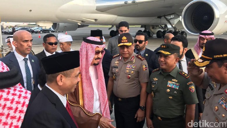 Raja Salman ketika tiba di Bandara Ngurah Rai, Bali (dok Div Humas Polri)