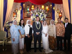 Saat Anies Bersama Keluarga Kondangan dan Doakan Kedua Mempelai