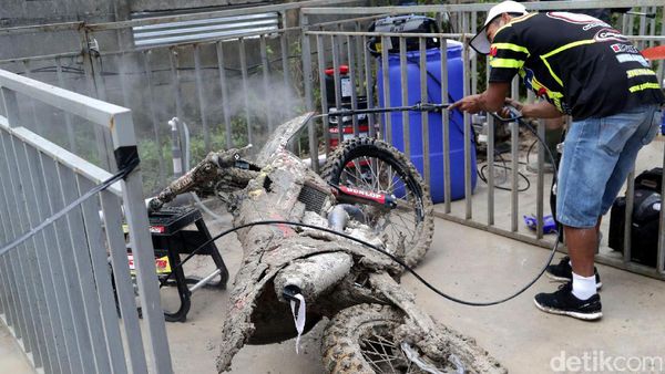 Selimut Lumpur Motor Pebalap MXGP Dibersihkan