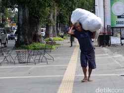 Pak Kardi Tukang Sampah, Sosok Mengharukan di Keriuhan Dago Bandung