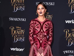Pengakuan Chrissy Teigen yang Pernah Depresi Berat Pasca Melahirkan