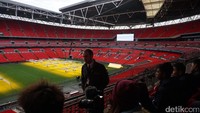 Pemandu menceritakan apa-apa saja yang menjadi kelebihan Wembley. Tak cuma dijadikan kandang timnas Inggris, Wembley juga sering dijadikan tempat non-olahraga seperti konser.