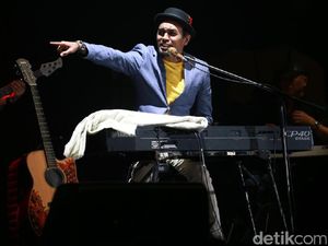 Viral Video Glenn Fredly Nyanyikan Salawat Tholaal Badru Viral Video Glenn Fredly Nyanyikan Salawat Tholaal Badru