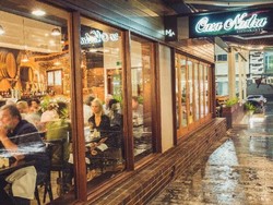 Orang-orang Ini Berurusan dengan Polisi karena Lakukan Hal Aneh di Restoran (1)