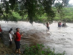 9 Orang Terjebak di Tengah Sungai, Evakuasi Berlangsung Dramatis