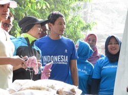Bareng Istri, Sandiaga Lihat Bazar OK OCE di Kebayoran Baru