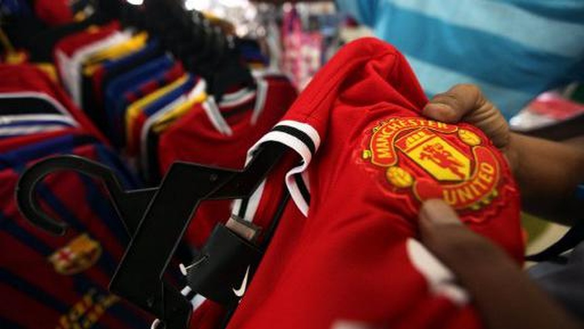 Ilustrasi jersey Manchester United. (Foto: AFP PHOTO / Mohd Rasfan)