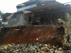1 Rumah Warga di Bantaran Kali Reni Jaya Pamulang Terkena Longsor