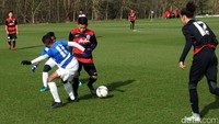 Setelah kurang lebih lima hari menjalani pemusatan latihan, ketiga anak Indonesia yang mengikuti QPR-Air Asia Coaching Clinic mengadakan latih tanding.