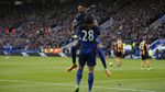 Foto-foto Terbaik Premier League: Sikut Ibrahimovic dan Duka Arsenal di Anfield