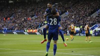 Riyad Mahrez merayakan gol kedua yang dibuat Leicester City. The Foxes meraih kemenangan 3-1 atas Hull City (Foto: Action Images via Reuters/Matthew Childs)