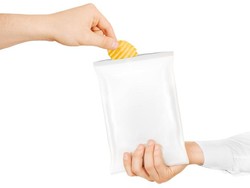 Buka Kantong Kemasan, Pria Ini Hanya Temukan Sekeping Keripik