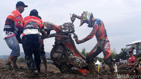 Race 2 MX2 Dihentikan