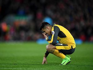 Di Balik Keputusan Mencadangkan Sanchez di Anfield