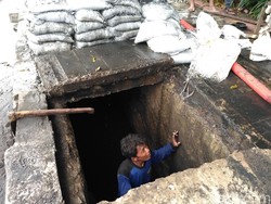 Usai Angkut Kabel, Pasukan Biru Bersihkan Lumpur di Gorong-gorong