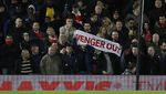Foto-foto Terbaik Premier League: Sikut Ibrahimovic dan Duka Arsenal di Anfield