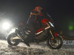 Aksi Marquez di Atas Salju Bersama Skuter Petualang Honda X-ADV