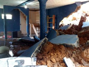 Tebing Sekolah di Sukabumi Ambruk, Seorang Ibu Nyaris Tertimbun