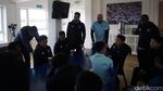 Anak-anak Indonesia Adu Kemampuan dengan Akademi QPR
