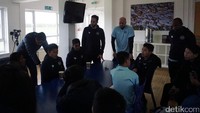 Para pelatih Tim Akademi QPR memberikan wejangan usai pertandingan itu. Mereka berharap hasil pelatihan selama sepekan ini bisa berguna untuk anak-anak tersebut di masa depan.