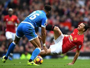 Tentang Panasnya Duel Ibrahimovic vs Tyrone Mings di Atas Lapangan