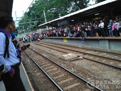 KRL Gangguan Pantograf, Penumpang Menumpuk di Stasiun Sudirman