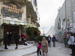 Sukses dengan Lukisan Rp 20 M, Karya Banksy Lainnya Ikut Naik Pamor