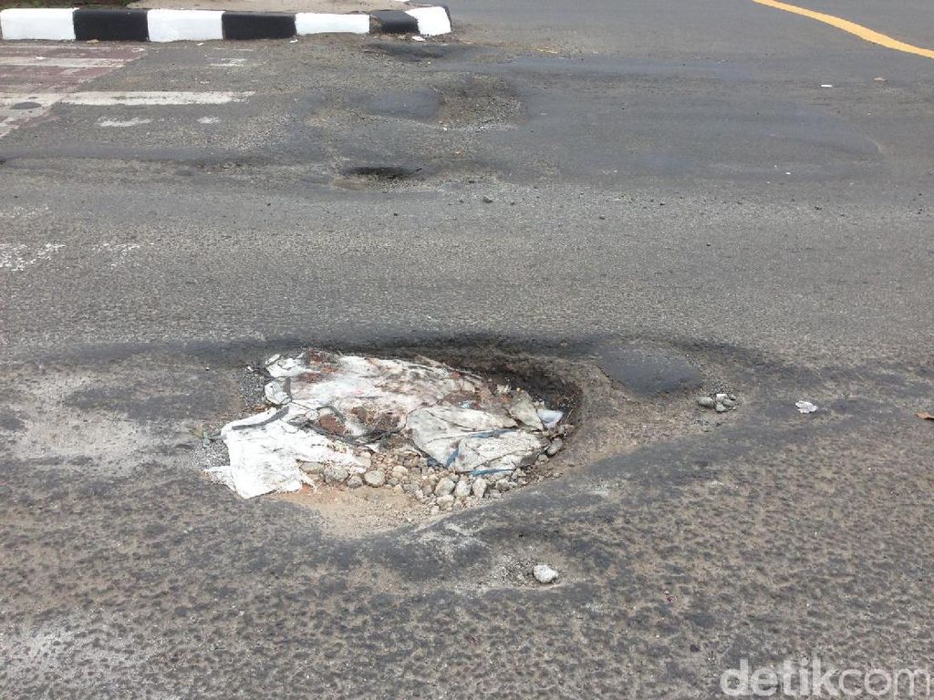Pria India Tutup Hampir 600 Lubang Jalan Demi Anaknya yang Tewas Pria India Tutup Hampir 600 Lubang Jalan Demi Anaknya yang Tewas