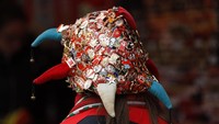 Fans Liverpool, dengan atribut dukungannya pada The Reds, terlihat beberapa saat sebelum kick-off di Anfield (Foto: Reuters / Lee Smith Livepic).