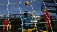 Roberto Firmino mencetak gol pertama Liverpool ke gawang Arsenal. The Reds menang 3-1 dalam laga yang dilangsungkan di Anfield tersebut (Foto: Reuters / Lee Smith Livepic)