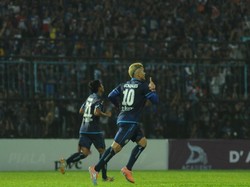 Lima Gol Cristian Gonzales Antarkan Arema ke Partai Puncak