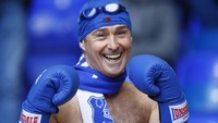 Gaya nyentrik suporter Everton sebelum laga dengan Manchester City (Foto: Eddie Keogh Livepic)