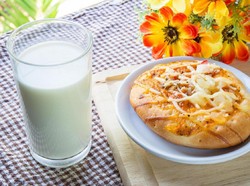 Sedang Tren Mencelupkan Pizza ke Susu, Ini Kata Netizen!