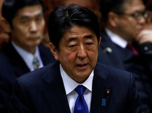 Bagikan Masker Gratis, Kenapa PM Jepang Shinzo Abe Malah Dicemooh Warga?