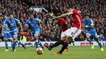 Foto-foto Terbaik Premier League: Sikut Ibrahimovic dan Duka Arsenal di Anfield