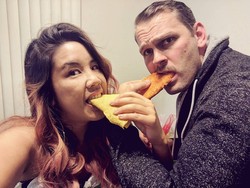 Ingin Nikah Gratis, Wanita Ini Buat Gaun Pengantin dari 200 Bungkus Makanan