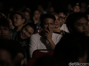 Senderan Manja Sophia Latjuba di Pundak Ariel NOAH